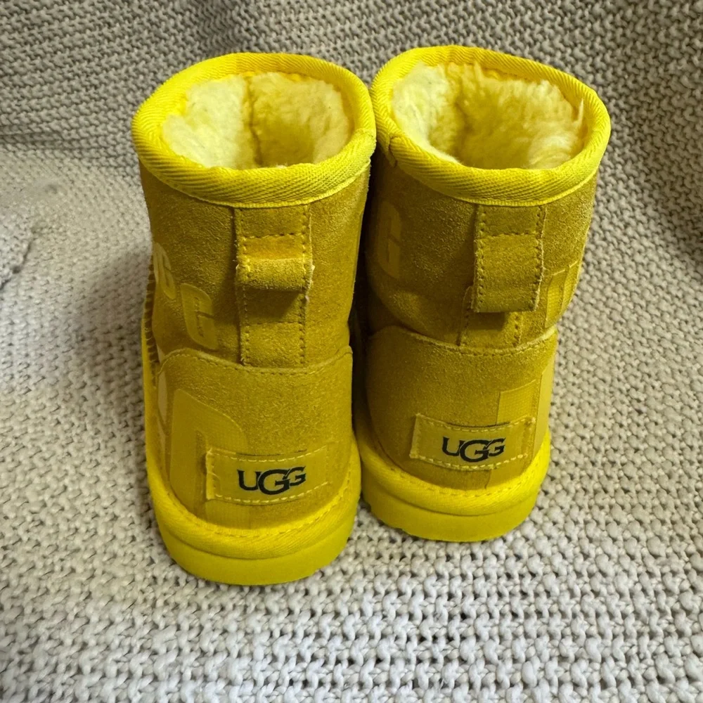 UGG classic mini